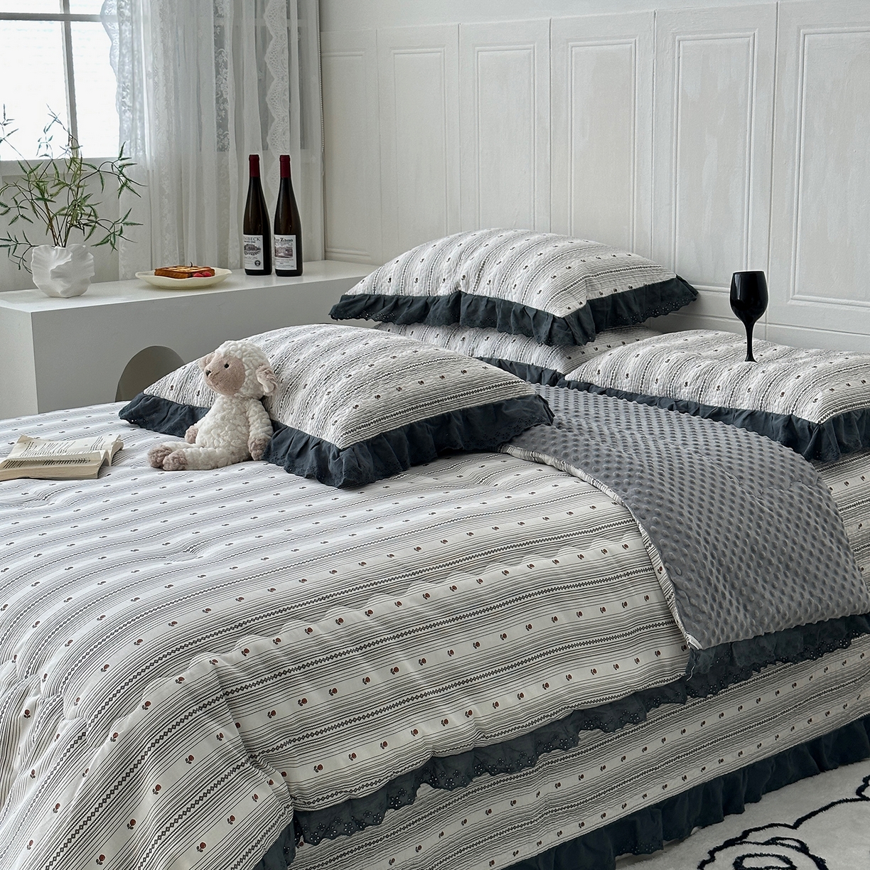 91家纺网 家纺一手货源 找家纺 佰织鑫家居 2025秋冬新品全棉法式床盖款豆豆被四件套 伦敦雾灰