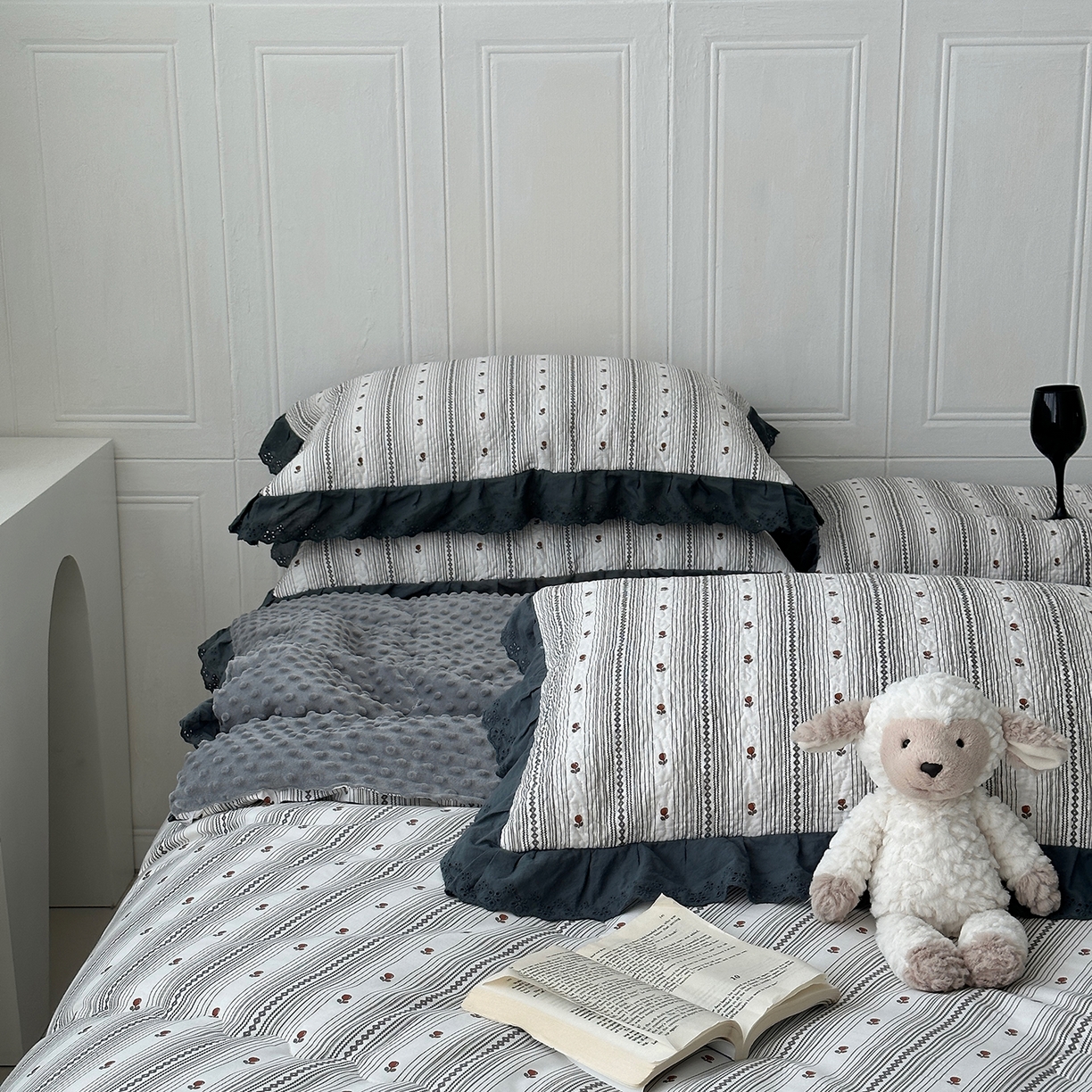 91家纺网 家纺一手货源 找家纺 佰织鑫家居 2025秋冬新品全棉法式床盖款豆豆被四件套 伦敦雾灰