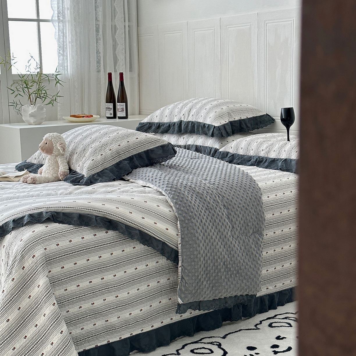 91家纺网 家纺一手货源 找家纺 佰织鑫家居 2025秋冬新品全棉法式床盖款豆豆被四件套 伦敦雾灰