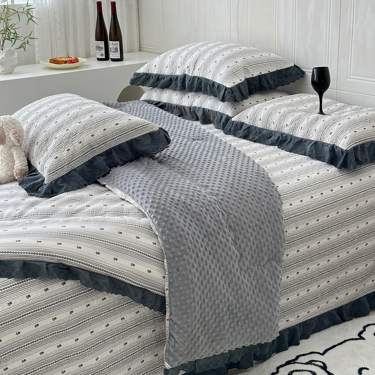 91家纺网 家纺一手货源 找家纺 佰织鑫家居 2025秋冬新品全棉法式床盖款豆豆被四件套 伦敦雾灰