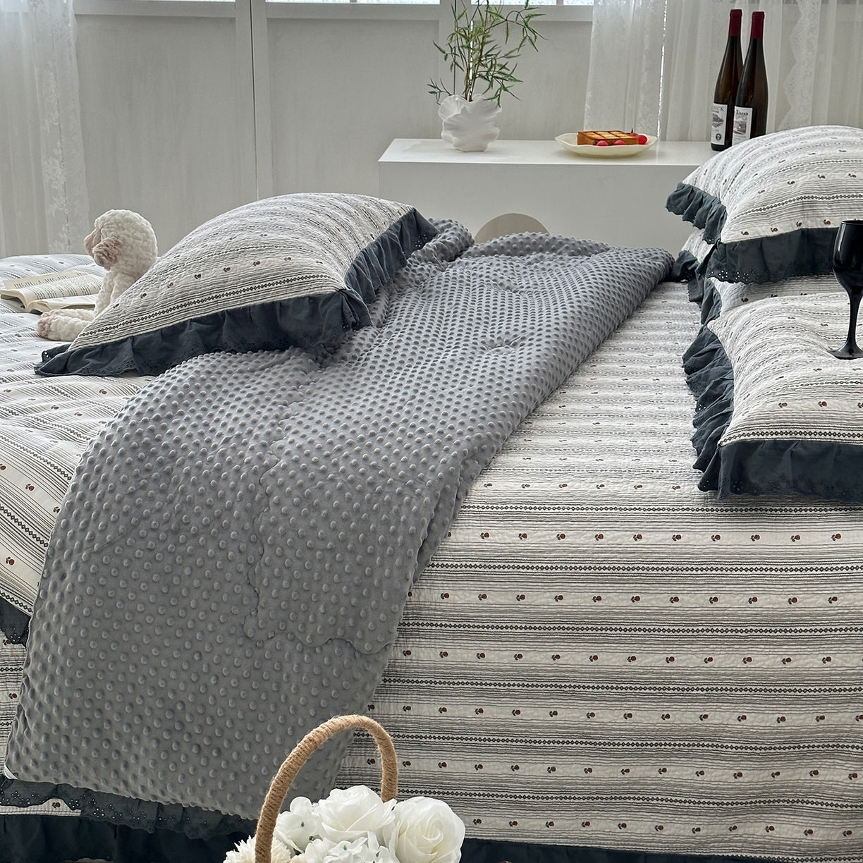 91家纺网 家纺一手货源 找家纺 佰织鑫家居 2025秋冬新品全棉法式床盖款豆豆被四件套 伦敦雾灰