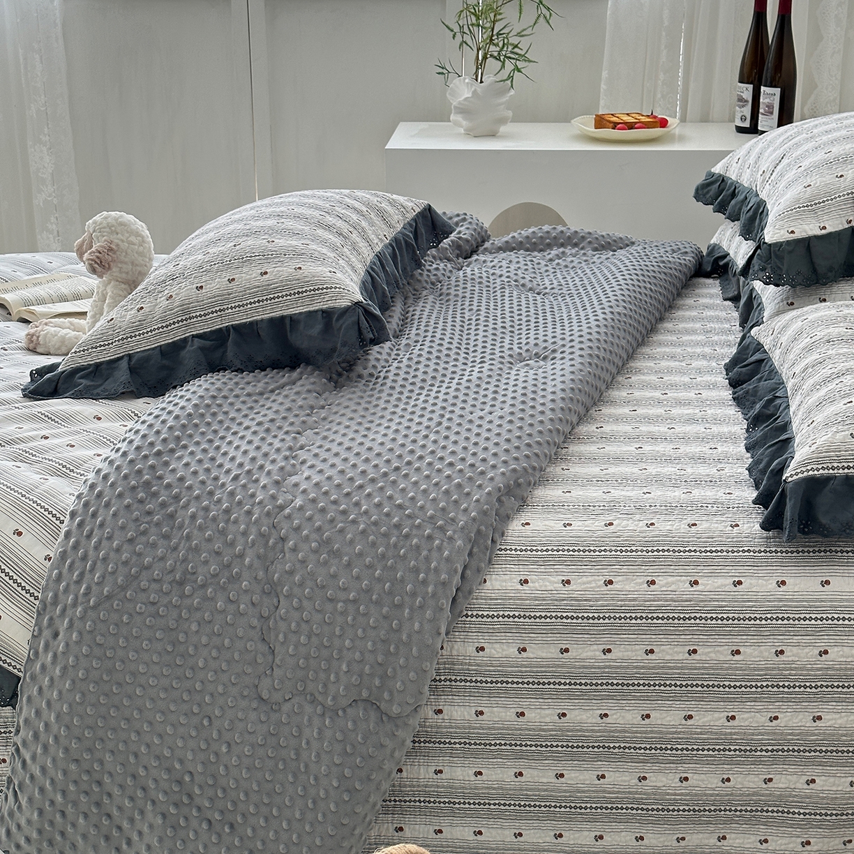 91家纺网 家纺一手货源 找家纺 佰织鑫家居 2025秋冬新品全棉法式床盖款豆豆被四件套 伦敦雾灰