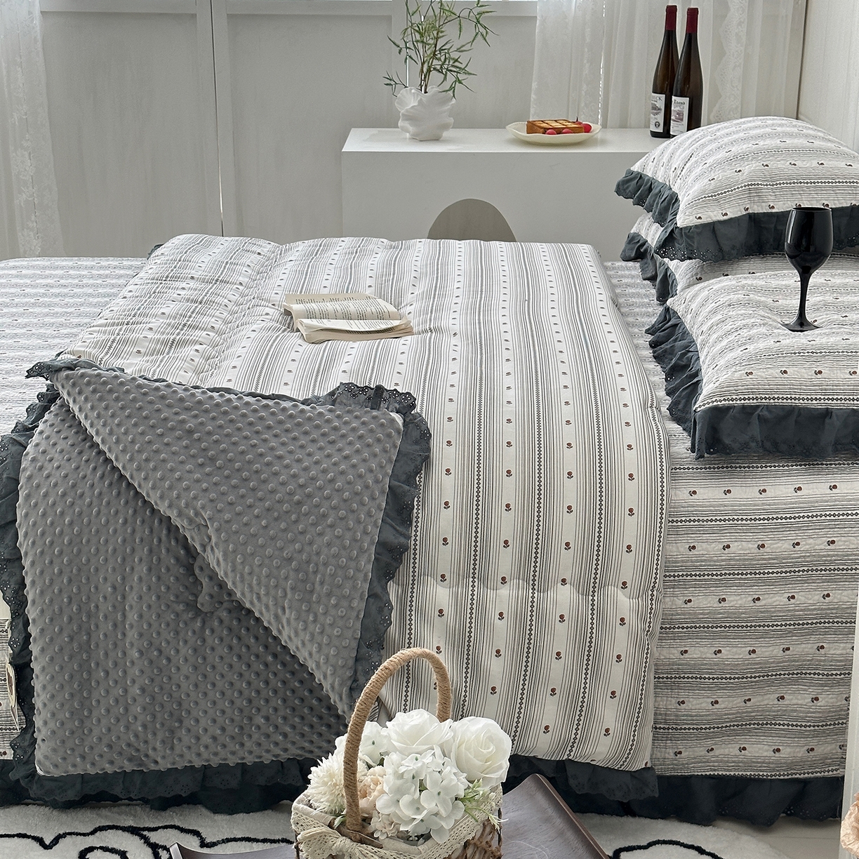 91家纺网 家纺一手货源 找家纺 佰织鑫家居 2025秋冬新品全棉法式床盖款豆豆被四件套 伦敦雾灰