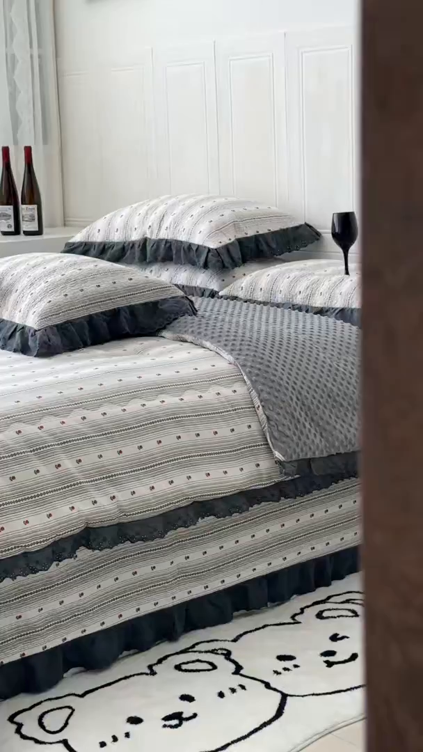 91家纺网 家纺一手货源 找家纺 佰织鑫家居 2025秋冬新品全棉法式床盖款豆豆被四件套 伦敦雾灰