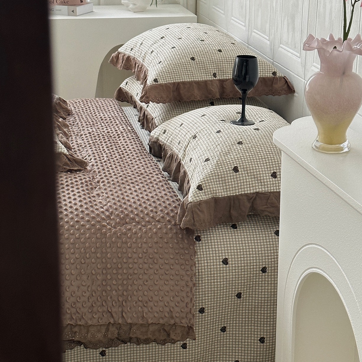 91家纺网 家纺一手货源 找家纺 佰织鑫家居 2025秋冬新品全棉法式床盖款豆豆被四件套 甜心格