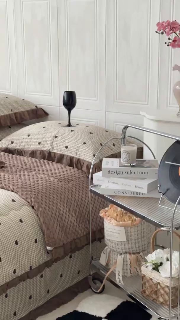 91家纺网 家纺一手货源 找家纺 佰织鑫家居 2025秋冬新品全棉法式床盖款豆豆被四件套 甜心格