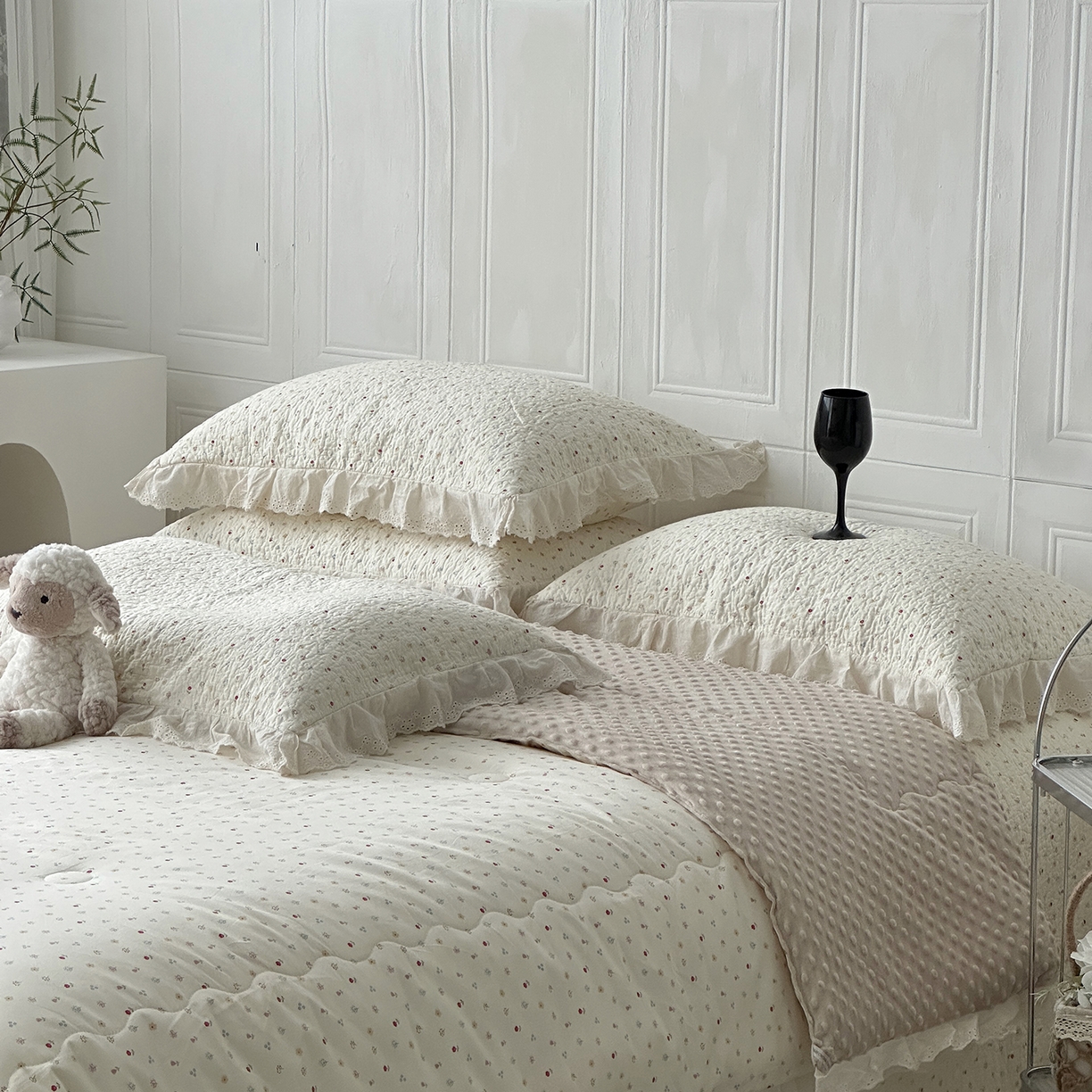 91家纺网 家纺一手货源 找家纺 佰织鑫家居 2025秋冬新品全棉法式床盖款豆豆被四件套 小花