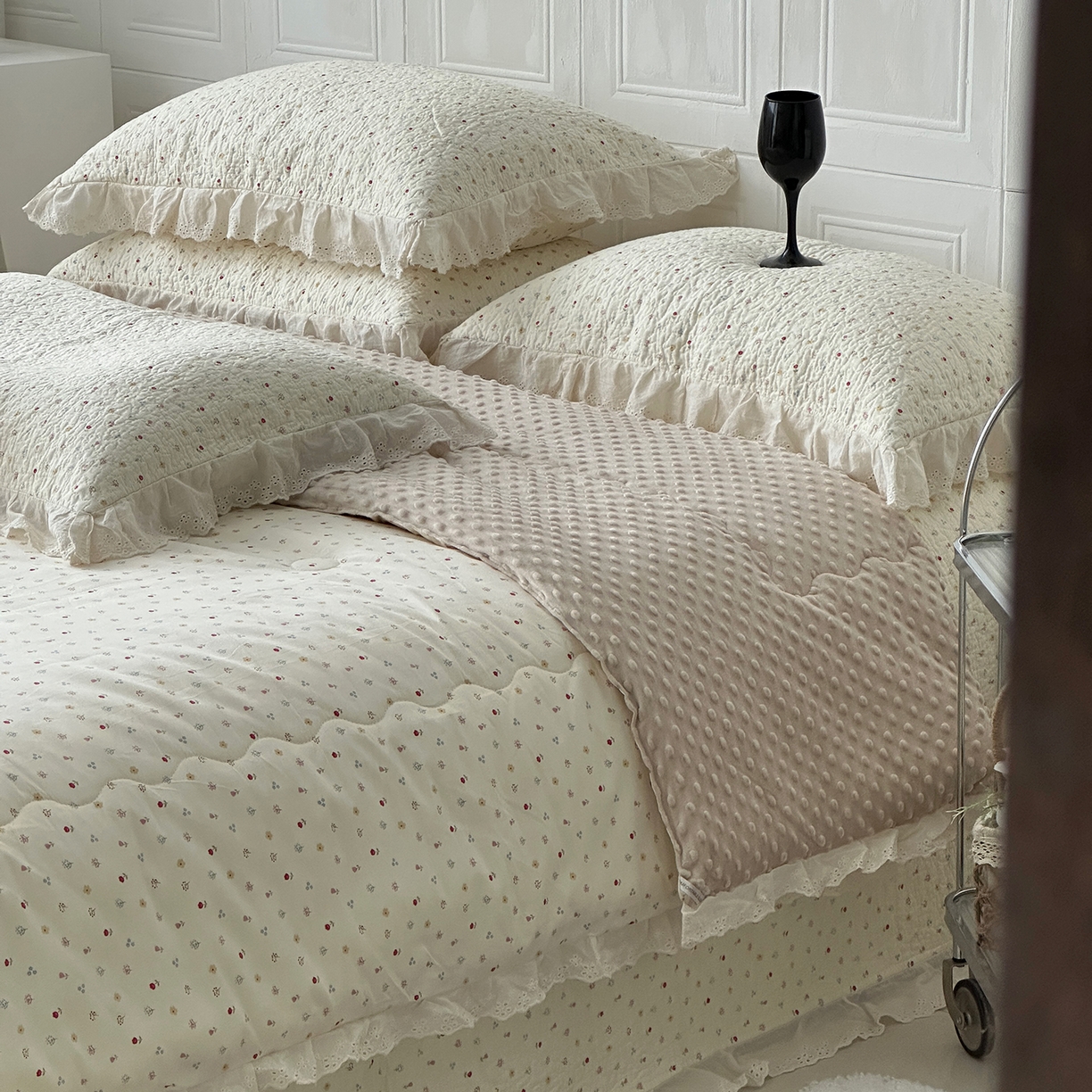 91家纺网 家纺一手货源 找家纺 佰织鑫家居 2025秋冬新品全棉法式床盖款豆豆被四件套 小花