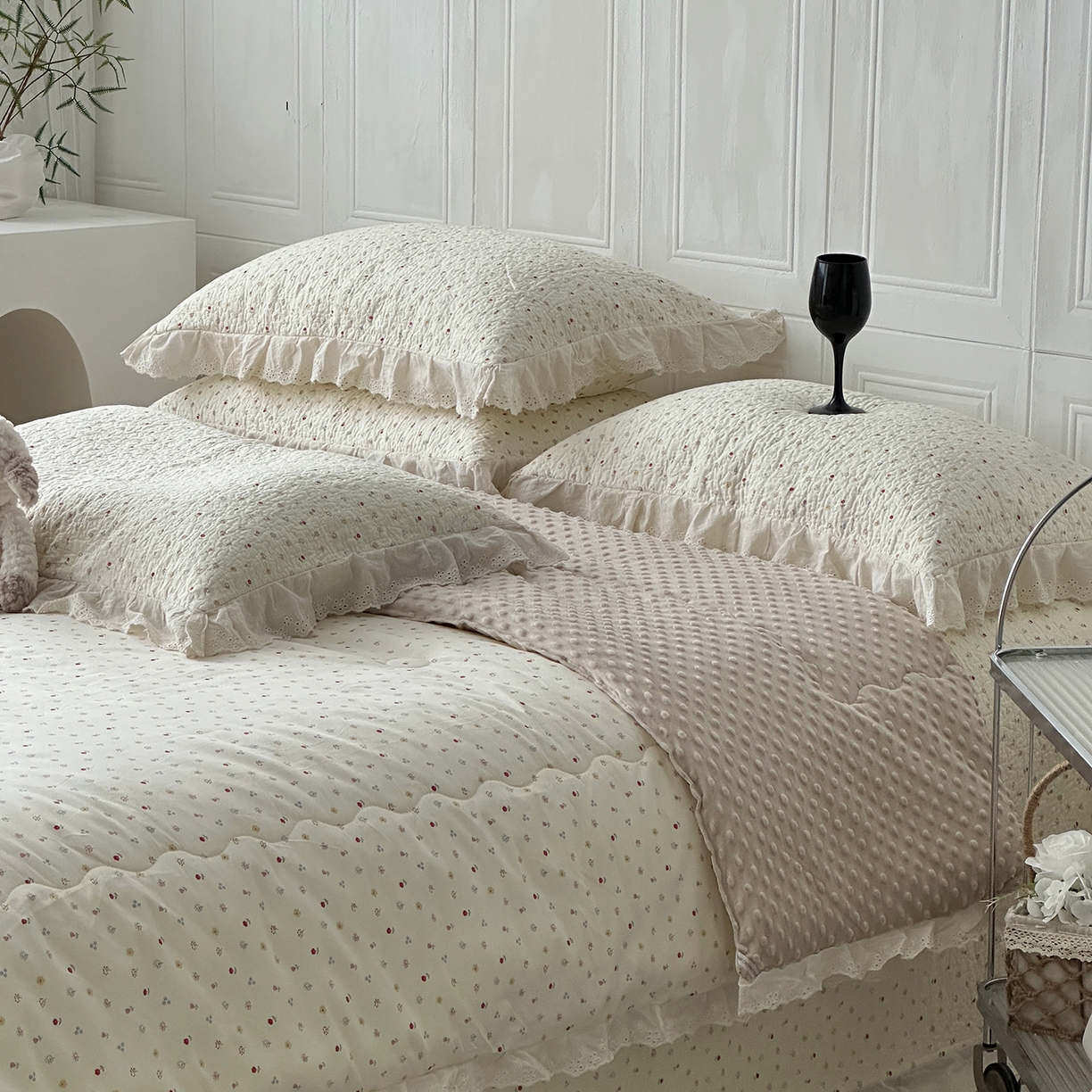 91家纺网 家纺一手货源 找家纺 佰织鑫家居 2025秋冬新品全棉法式床盖款豆豆被四件套 小花