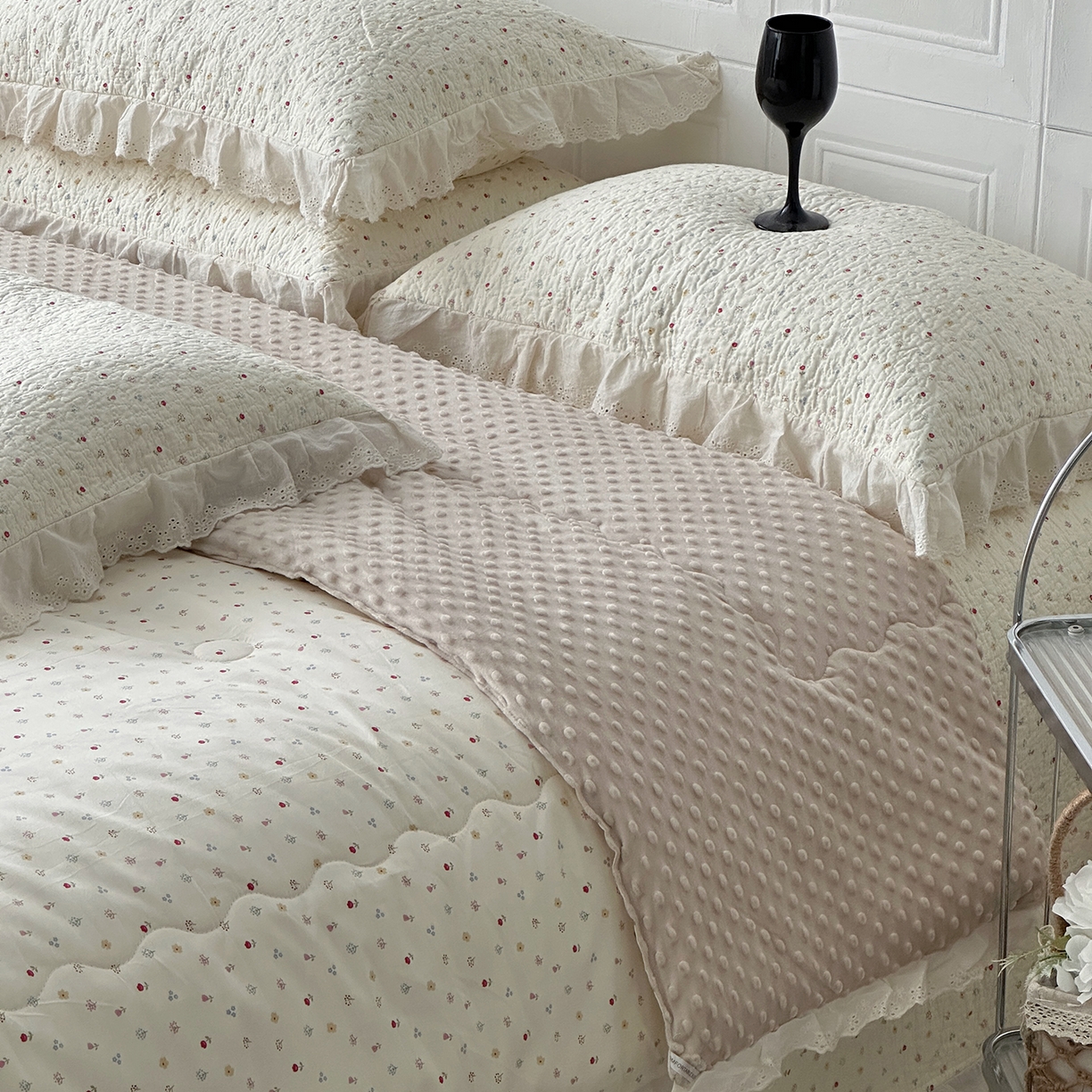 91家纺网 家纺一手货源 找家纺 佰织鑫家居 2025秋冬新品全棉法式床盖款豆豆被四件套 小花