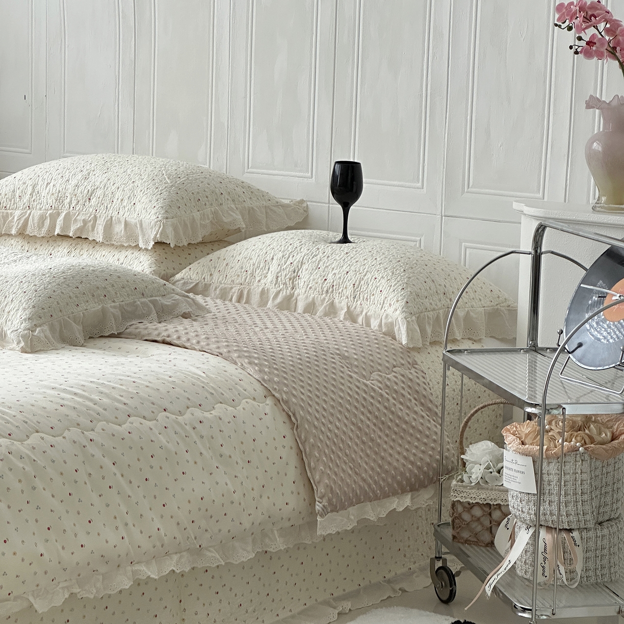 91家纺网 家纺一手货源 找家纺 佰织鑫家居 2025秋冬新品全棉法式床盖款豆豆被四件套 小花