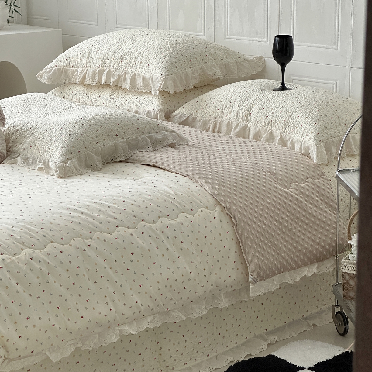 91家纺网 家纺一手货源 找家纺 佰织鑫家居 2025秋冬新品全棉法式床盖款豆豆被四件套 小花