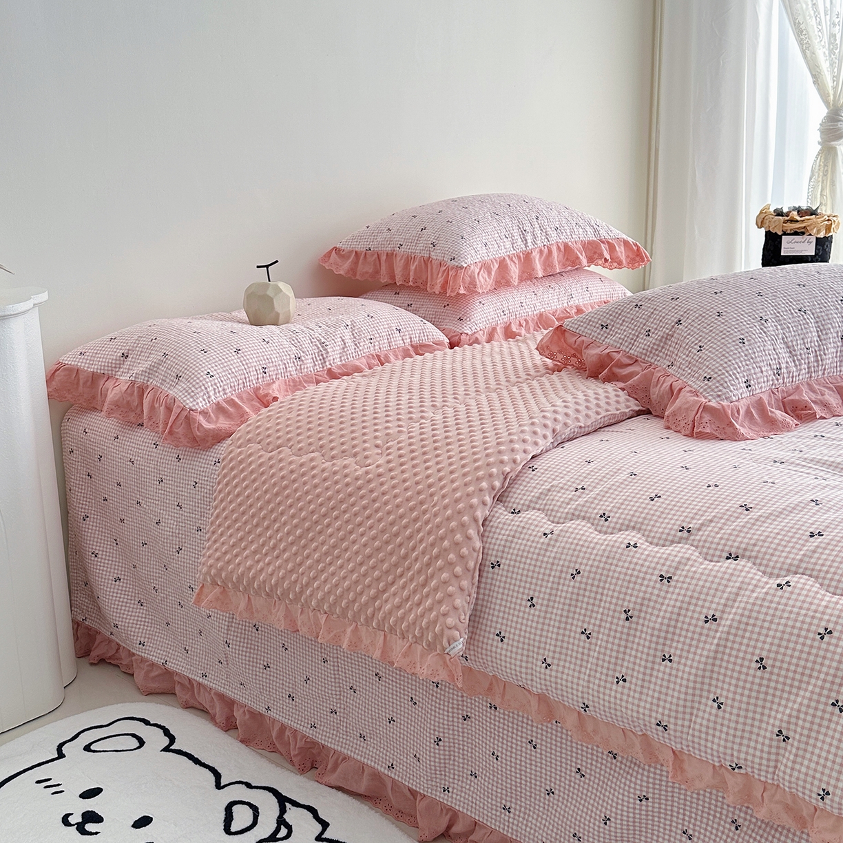 91家纺网 家纺一手货源 找家纺 佰织鑫家居 2025秋冬新品全棉法式床盖款豆豆被四件套 小甜心