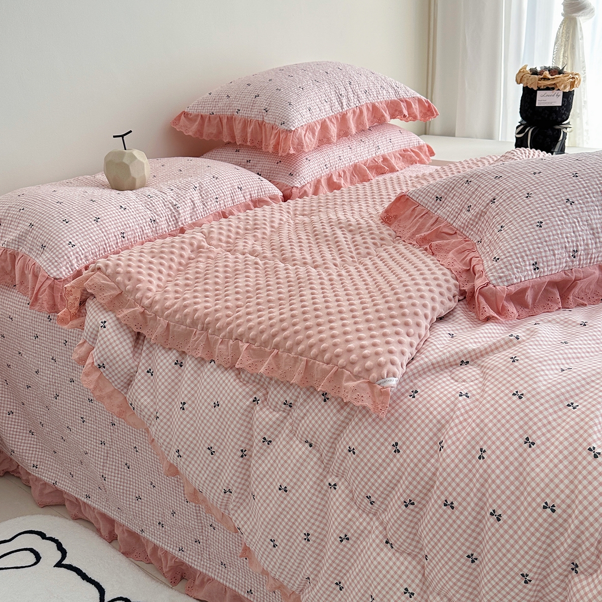 91家纺网 家纺一手货源 找家纺 佰织鑫家居 2025秋冬新品全棉法式床盖款豆豆被四件套 小甜心