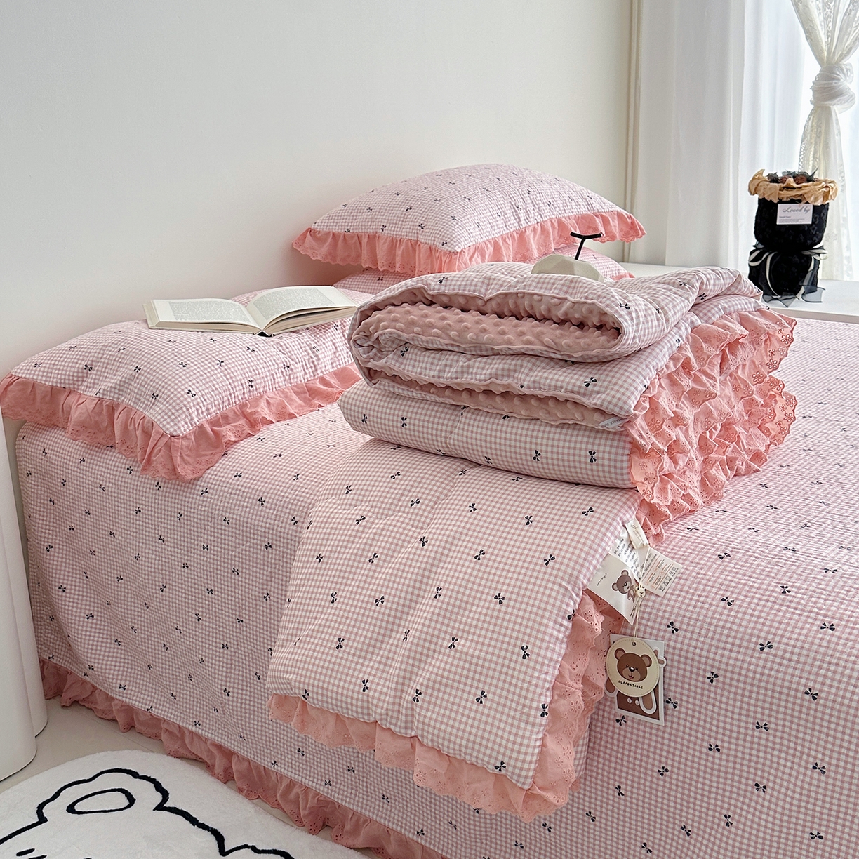 91家纺网 家纺一手货源 找家纺 佰织鑫家居 2025秋冬新品全棉法式床盖款豆豆被四件套 小甜心