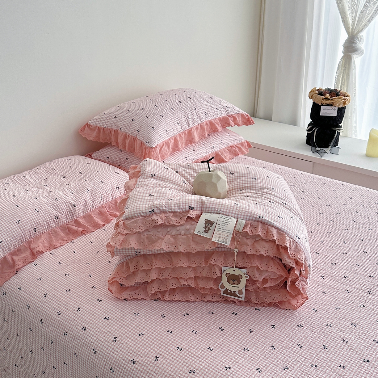 91家纺网 家纺一手货源 找家纺 佰织鑫家居 2025秋冬新品全棉法式床盖款豆豆被四件套 小甜心