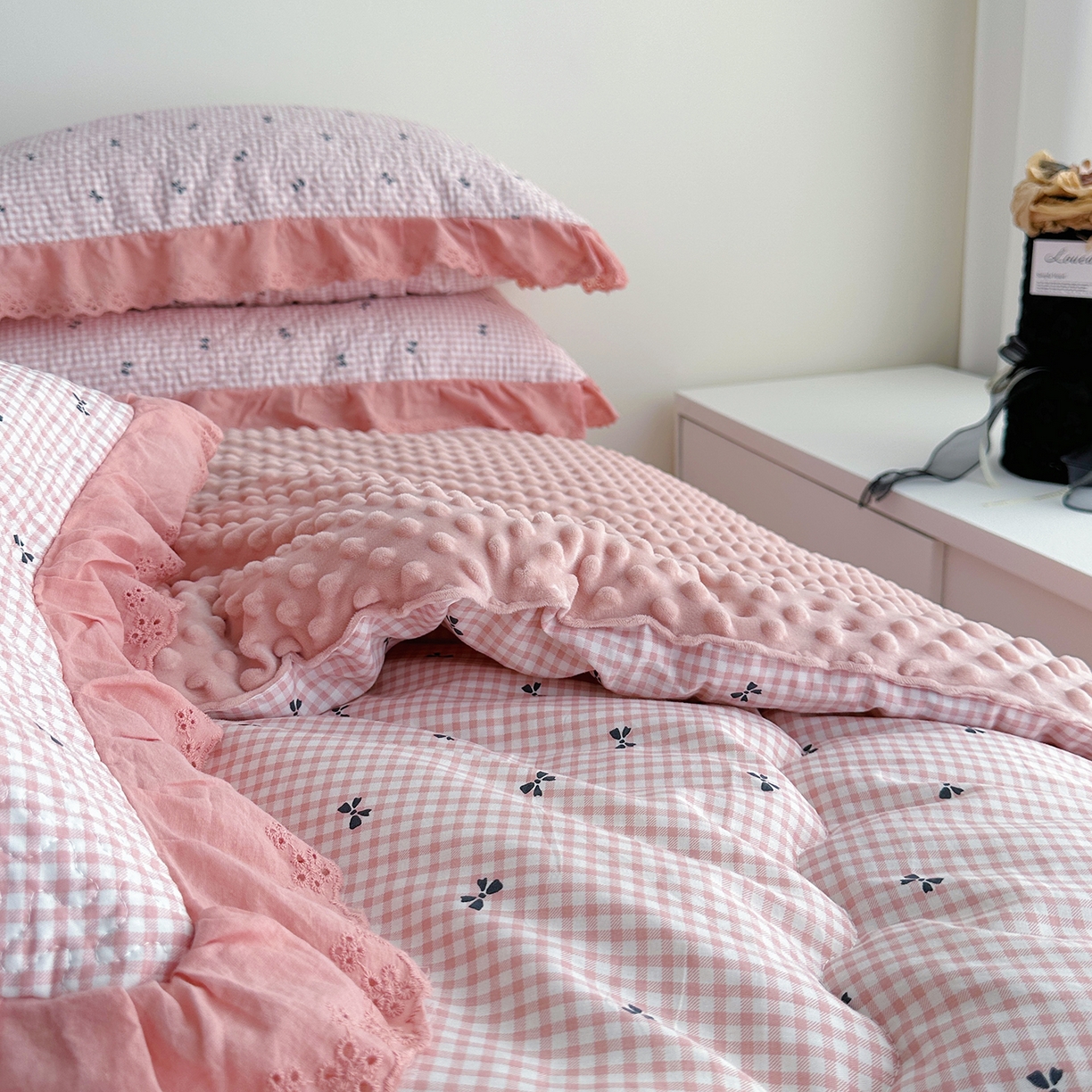 91家纺网 家纺一手货源 找家纺 佰织鑫家居 2025秋冬新品全棉法式床盖款豆豆被四件套 小甜心