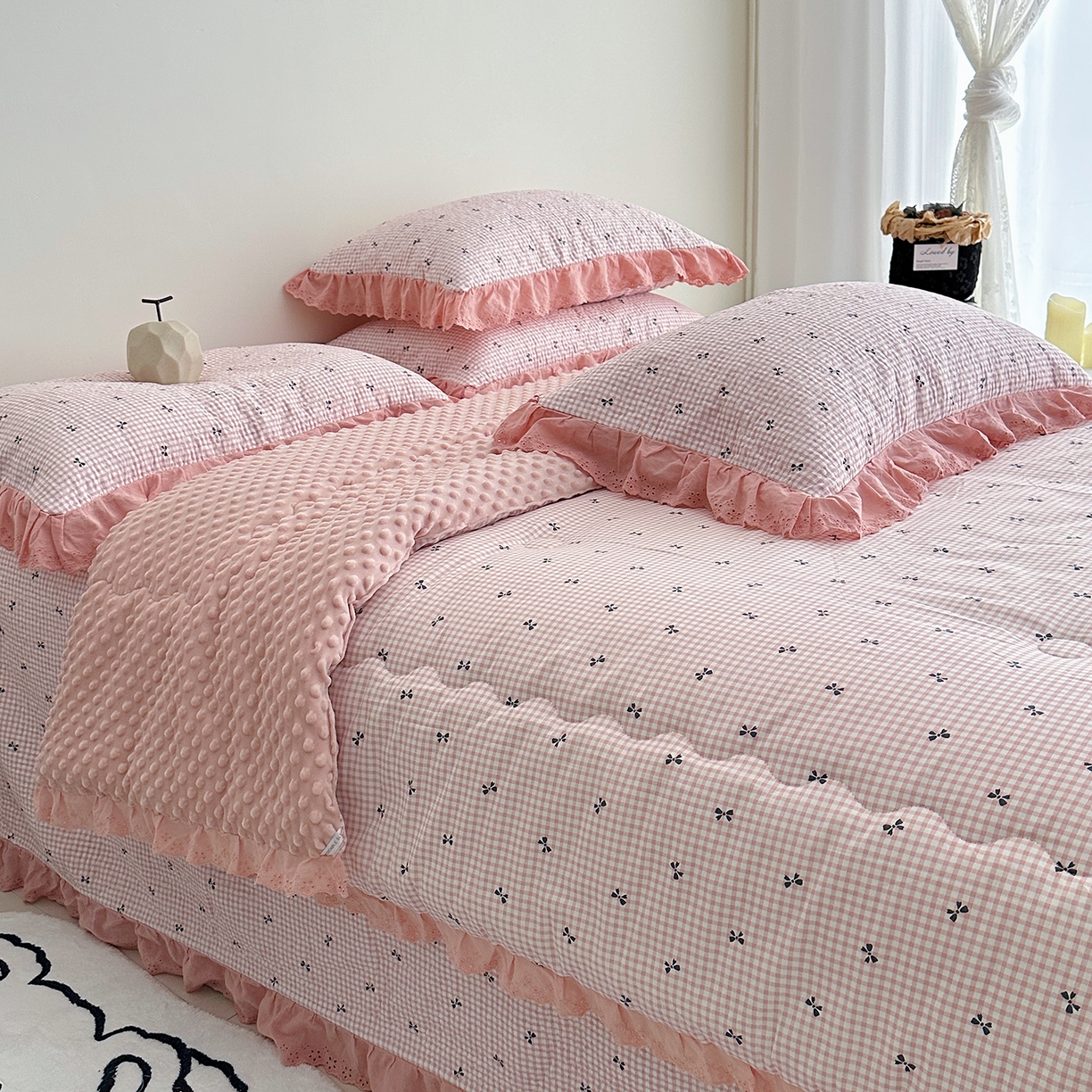 91家纺网 家纺一手货源 找家纺 佰织鑫家居 2025秋冬新品全棉法式床盖款豆豆被四件套 小甜心