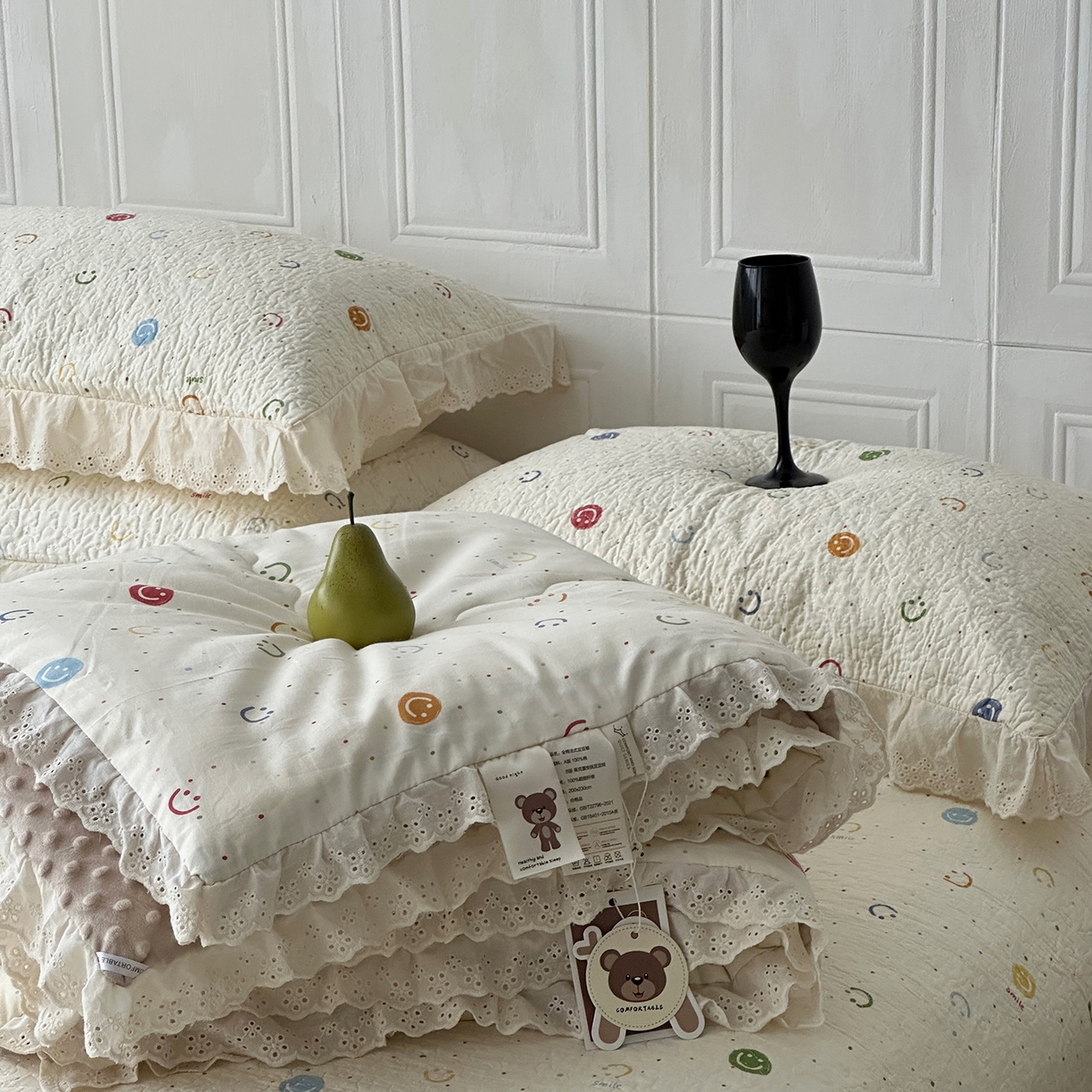 91家纺网 家纺一手货源 找家纺 佰织鑫家居 2025秋冬新品全棉法式床盖款豆豆被四件套 笑脸