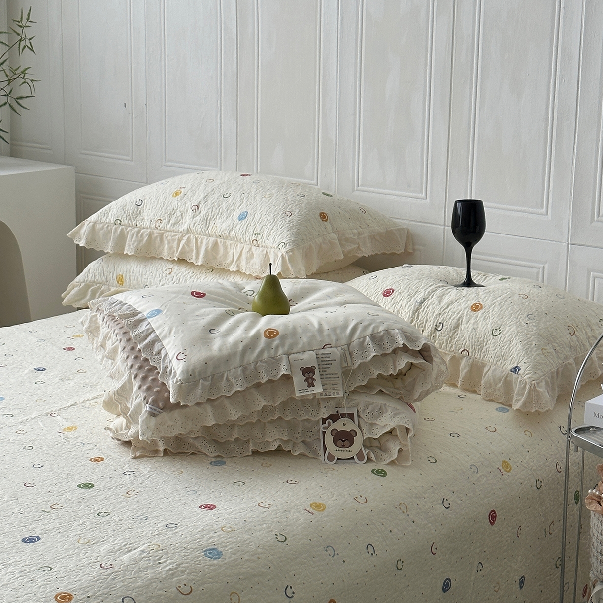 91家纺网 家纺一手货源 找家纺 佰织鑫家居 2025秋冬新品全棉法式床盖款豆豆被四件套 笑脸