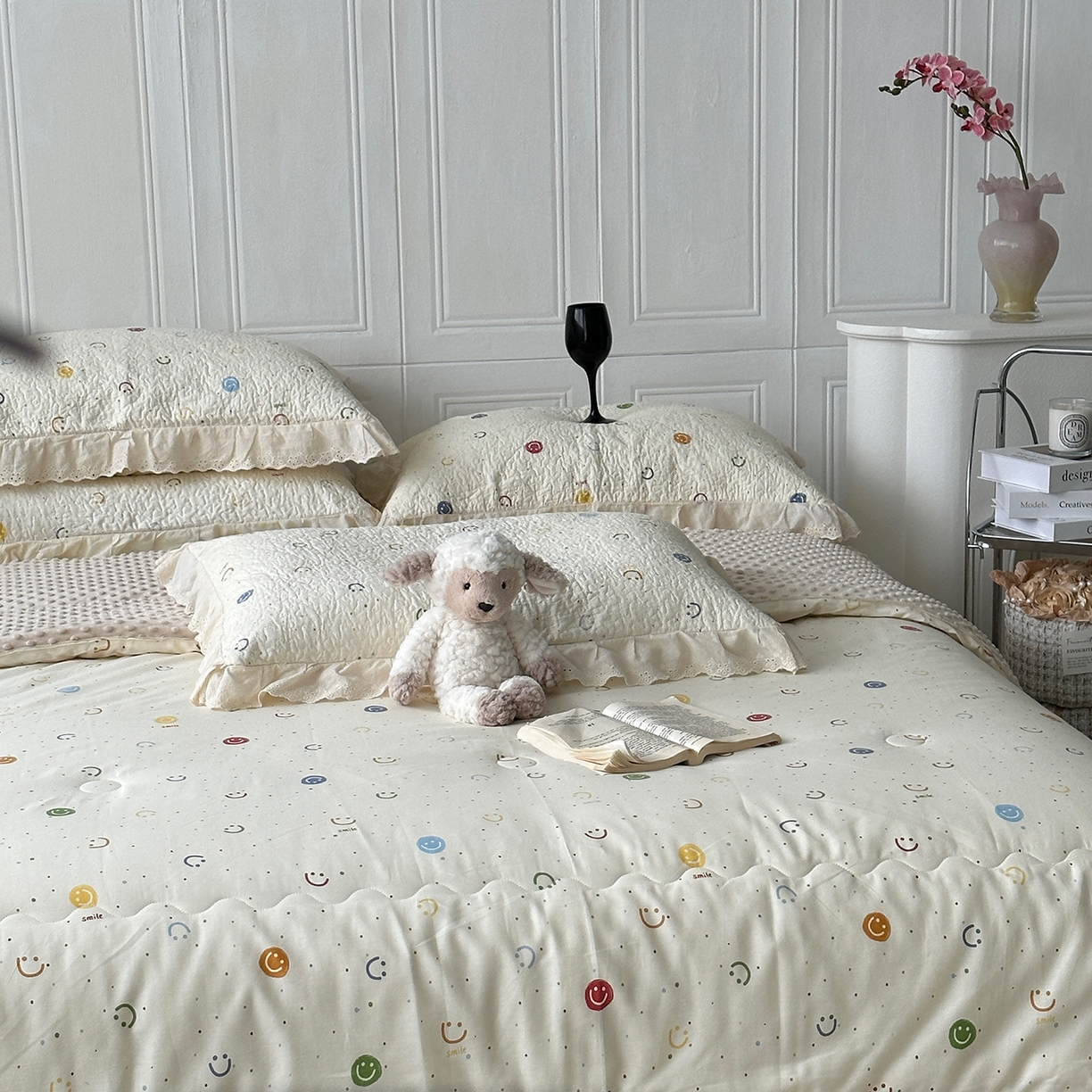 91家纺网 家纺一手货源 找家纺 佰织鑫家居 2025秋冬新品全棉法式床盖款豆豆被四件套 笑脸