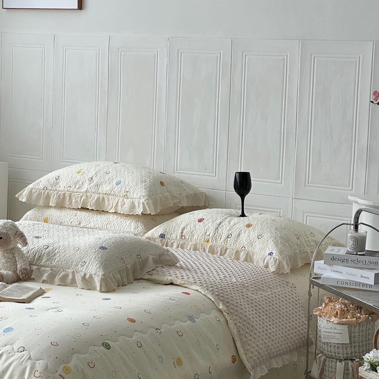 91家纺网 家纺一手货源 找家纺 佰织鑫家居 2025秋冬新品全棉法式床盖款豆豆被四件套 笑脸