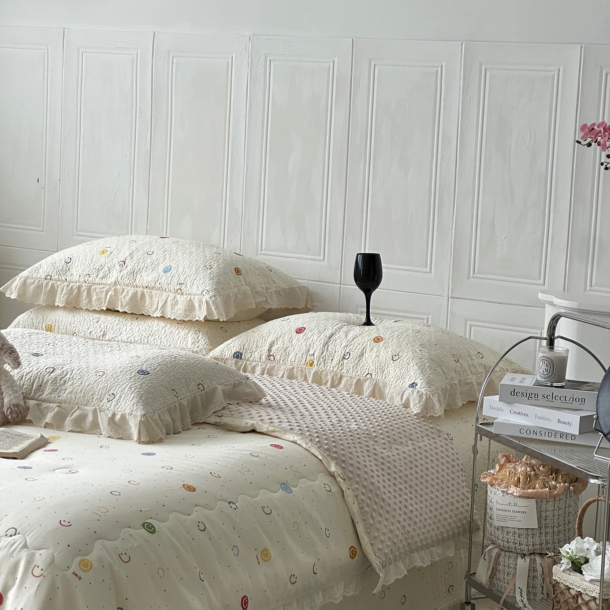 91家纺网 家纺一手货源 找家纺 佰织鑫家居 2025秋冬新品全棉法式床盖款豆豆被四件套 笑脸