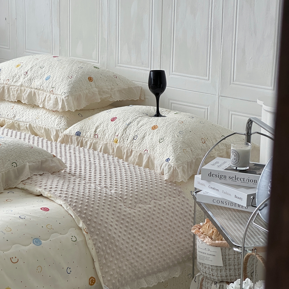 91家纺网 家纺一手货源 找家纺 佰织鑫家居 2025秋冬新品全棉法式床盖款豆豆被四件套 笑脸