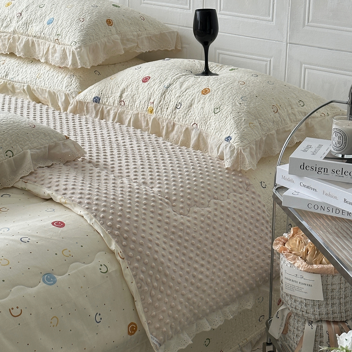 91家纺网 家纺一手货源 找家纺 佰织鑫家居 2025秋冬新品全棉法式床盖款豆豆被四件套 笑脸