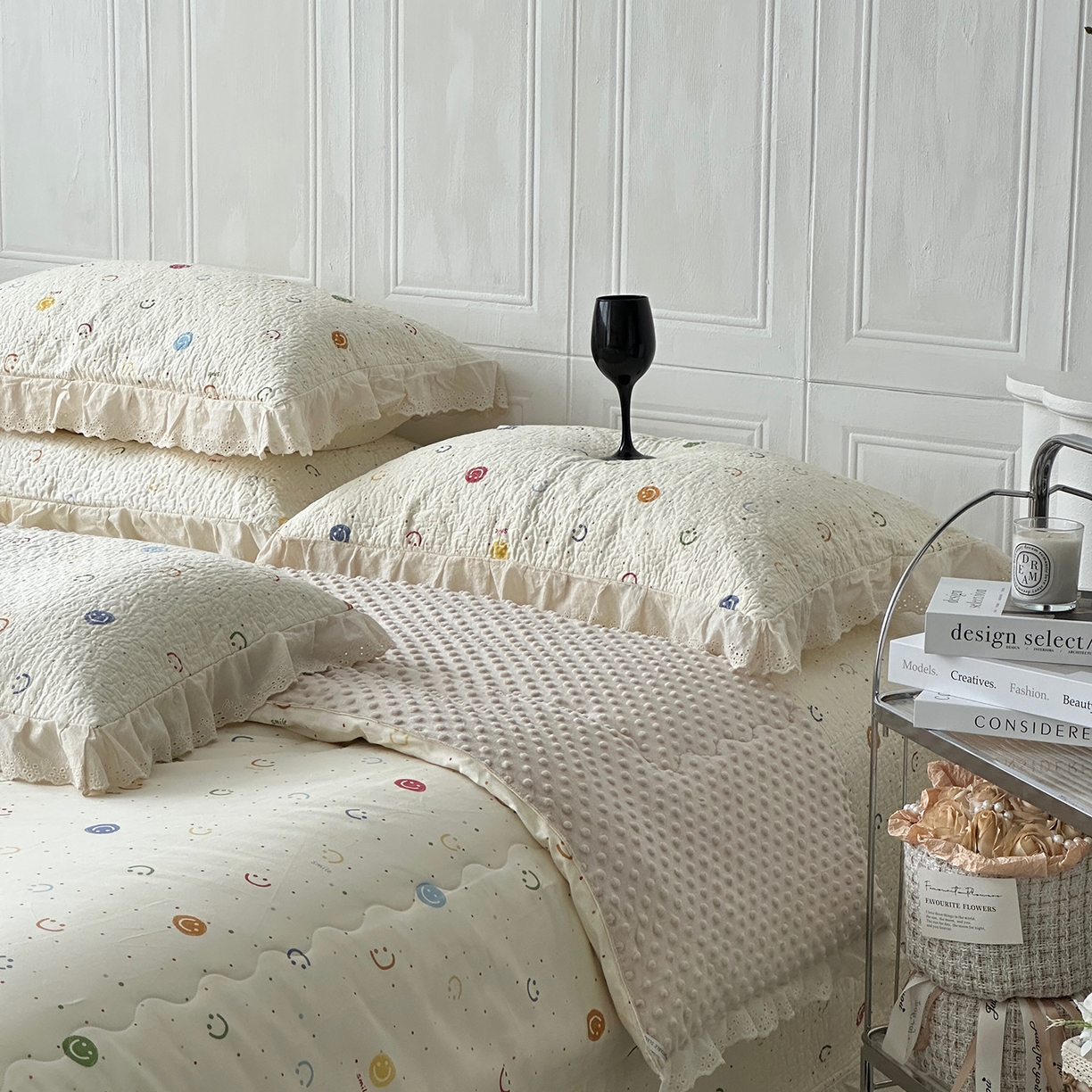 91家纺网 家纺一手货源 找家纺 佰织鑫家居 2025秋冬新品全棉法式床盖款豆豆被四件套 笑脸