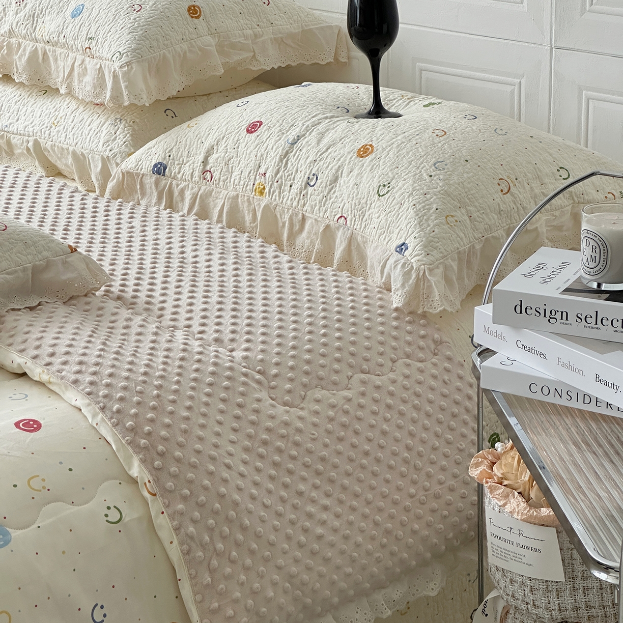 91家纺网 家纺一手货源 找家纺 佰织鑫家居 2025秋冬新品全棉法式床盖款豆豆被四件套 笑脸