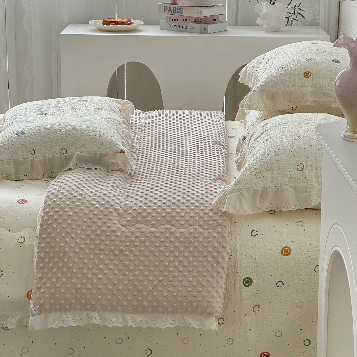 91家纺网 家纺一手货源 找家纺 佰织鑫家居 2025秋冬新品全棉法式床盖款豆豆被四件套 笑脸