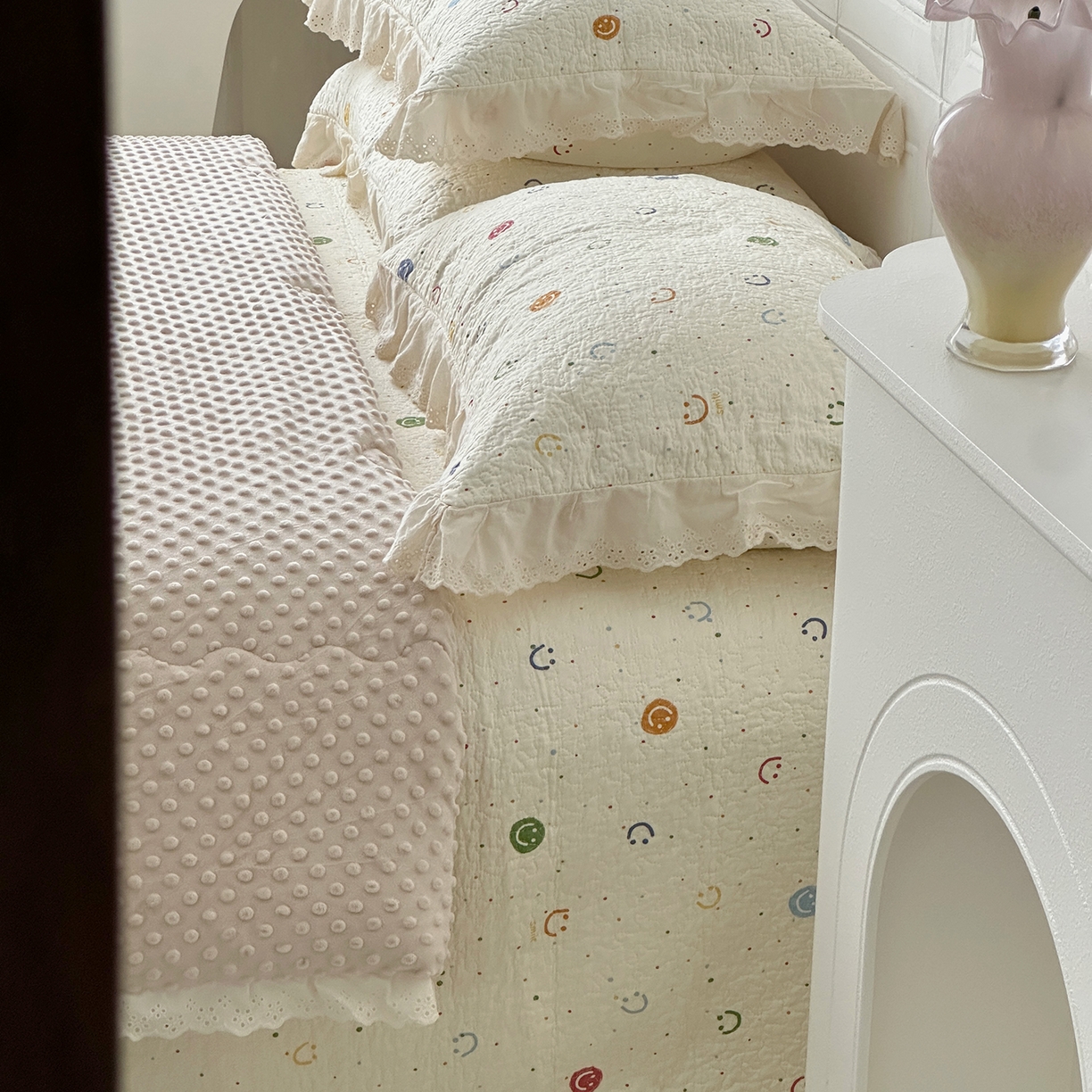 91家纺网 家纺一手货源 找家纺 佰织鑫家居 2025秋冬新品全棉法式床盖款豆豆被四件套 笑脸