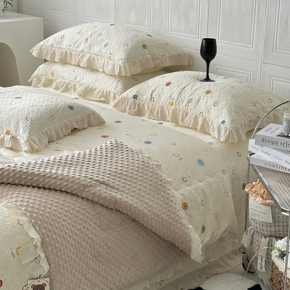 91家纺网 家纺一手货源 找家纺 佰织鑫家居 2025秋冬新品全棉法式床盖款豆豆被四件套 笑脸