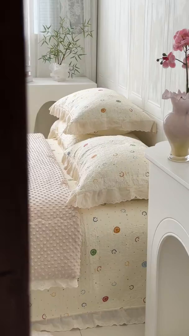 91家纺网 家纺一手货源 找家纺 佰织鑫家居 2025秋冬新品全棉法式床盖款豆豆被四件套 笑脸