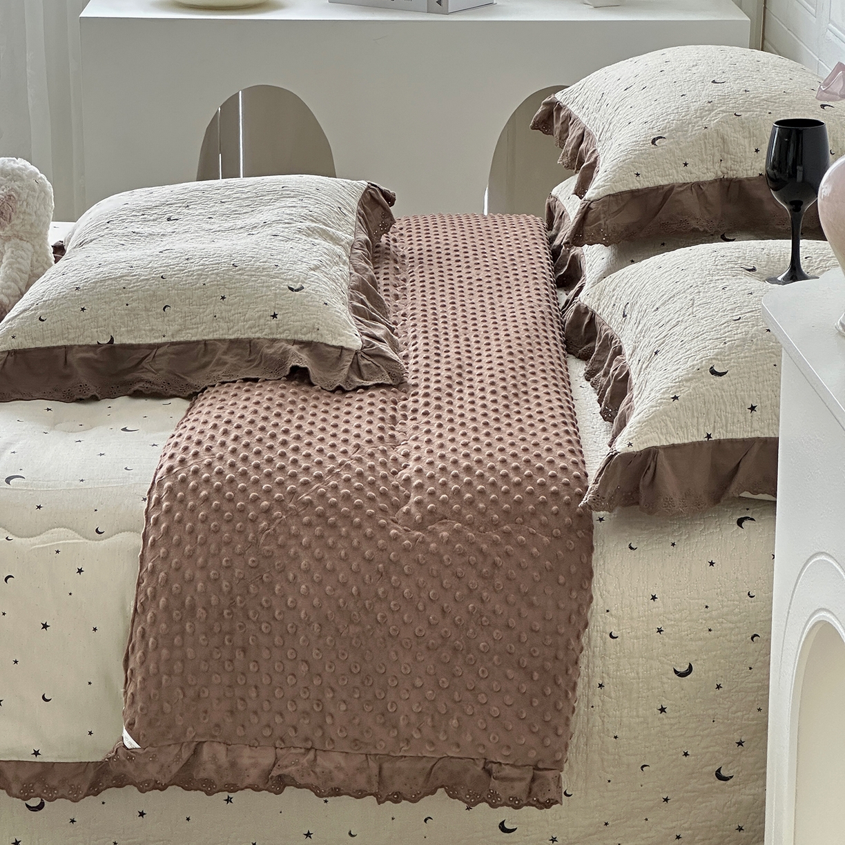 91家纺网 家纺一手货源 找家纺 佰织鑫家居 2025秋冬新品全棉法式床盖款豆豆被四件套 星星月亮