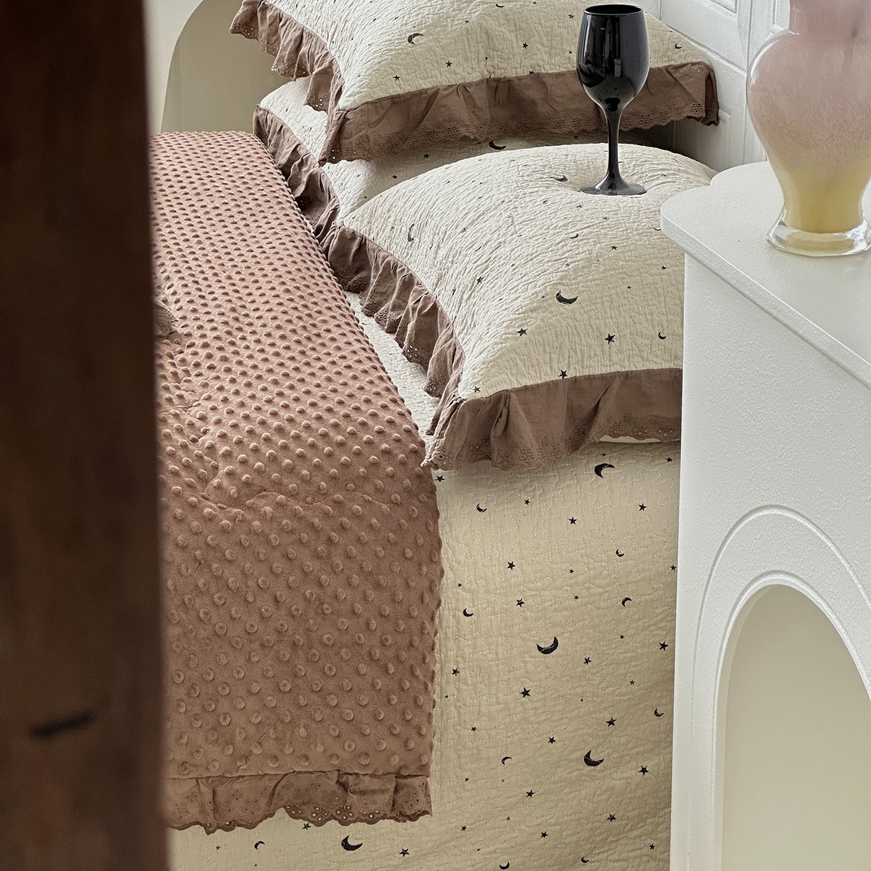 91家纺网 家纺一手货源 找家纺 佰织鑫家居 2025秋冬新品全棉法式床盖款豆豆被四件套 星星月亮