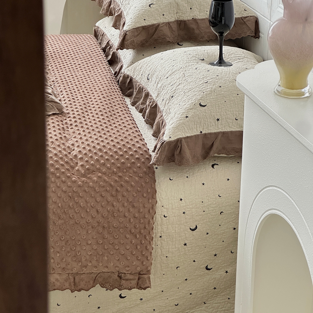 91家纺网 家纺一手货源 找家纺 佰织鑫家居 2025秋冬新品全棉法式床盖款豆豆被四件套 星星月亮