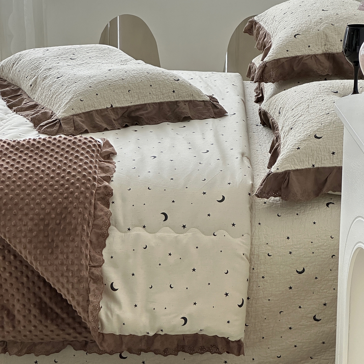 91家纺网 家纺一手货源 找家纺 佰织鑫家居 2025秋冬新品全棉法式床盖款豆豆被四件套 星星月亮