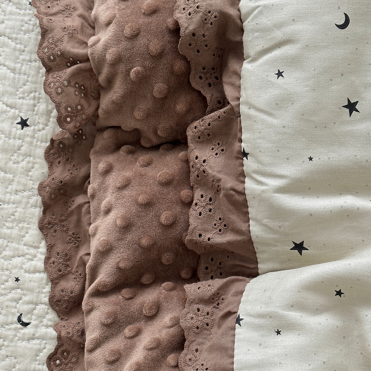 91家纺网 家纺一手货源 找家纺 佰织鑫家居 2025秋冬新品全棉法式床盖款豆豆被四件套 星星月亮