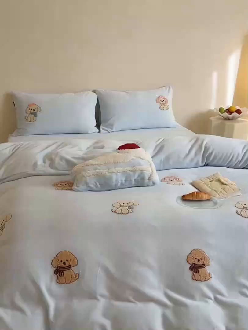 91家纺网 家纺一手货源 找家纺 （总）鹿班家居 2025新款冬季高克重牛奶绒毛巾绣系列四件套-布迪狗狗