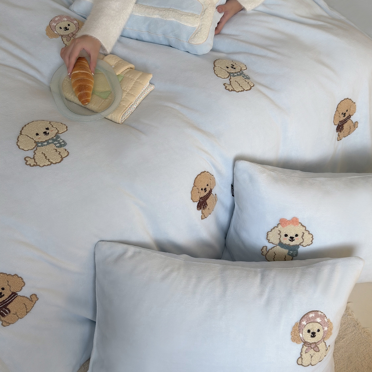 91家纺网 家纺一手货源 找家纺 （总）鹿班家居 2025新款冬季高克重牛奶绒毛巾绣系列四件套-布迪狗狗