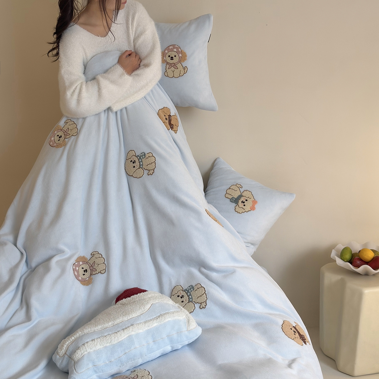 91家纺网 家纺一手货源 找家纺 （总）鹿班家居 2025新款冬季高克重牛奶绒毛巾绣系列四件套-布迪狗狗