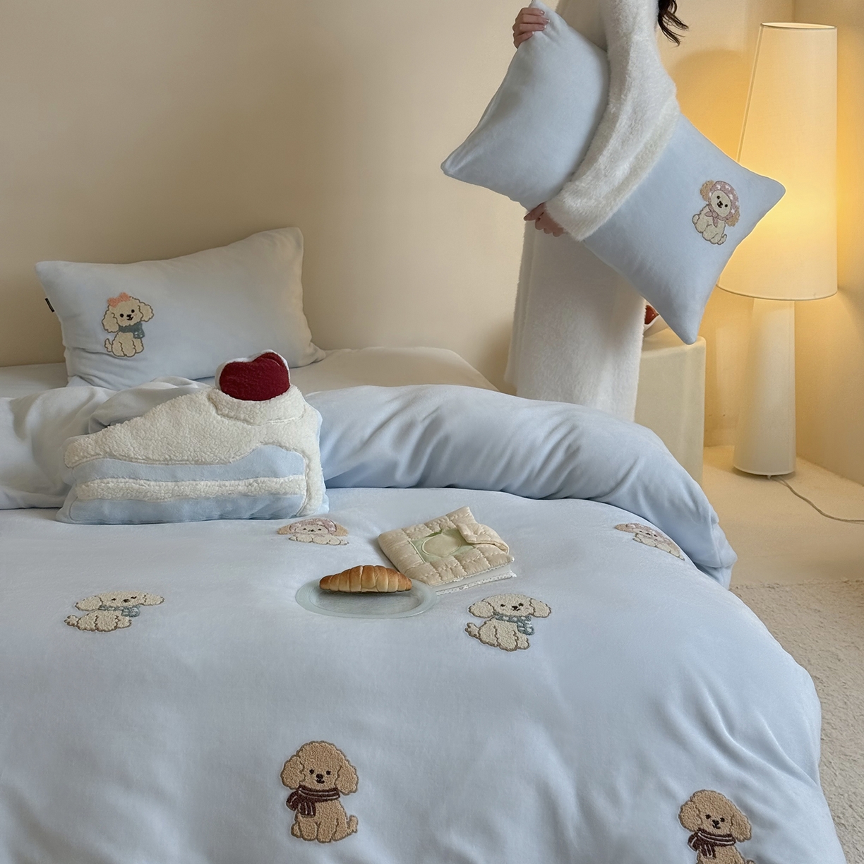 91家纺网 家纺一手货源 找家纺 （总）鹿班家居 2025新款冬季高克重牛奶绒毛巾绣系列四件套-布迪狗狗