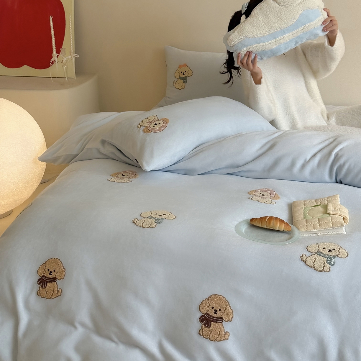 91家纺网 家纺一手货源 找家纺 （总）鹿班家居 2025新款冬季高克重牛奶绒毛巾绣系列四件套-布迪狗狗