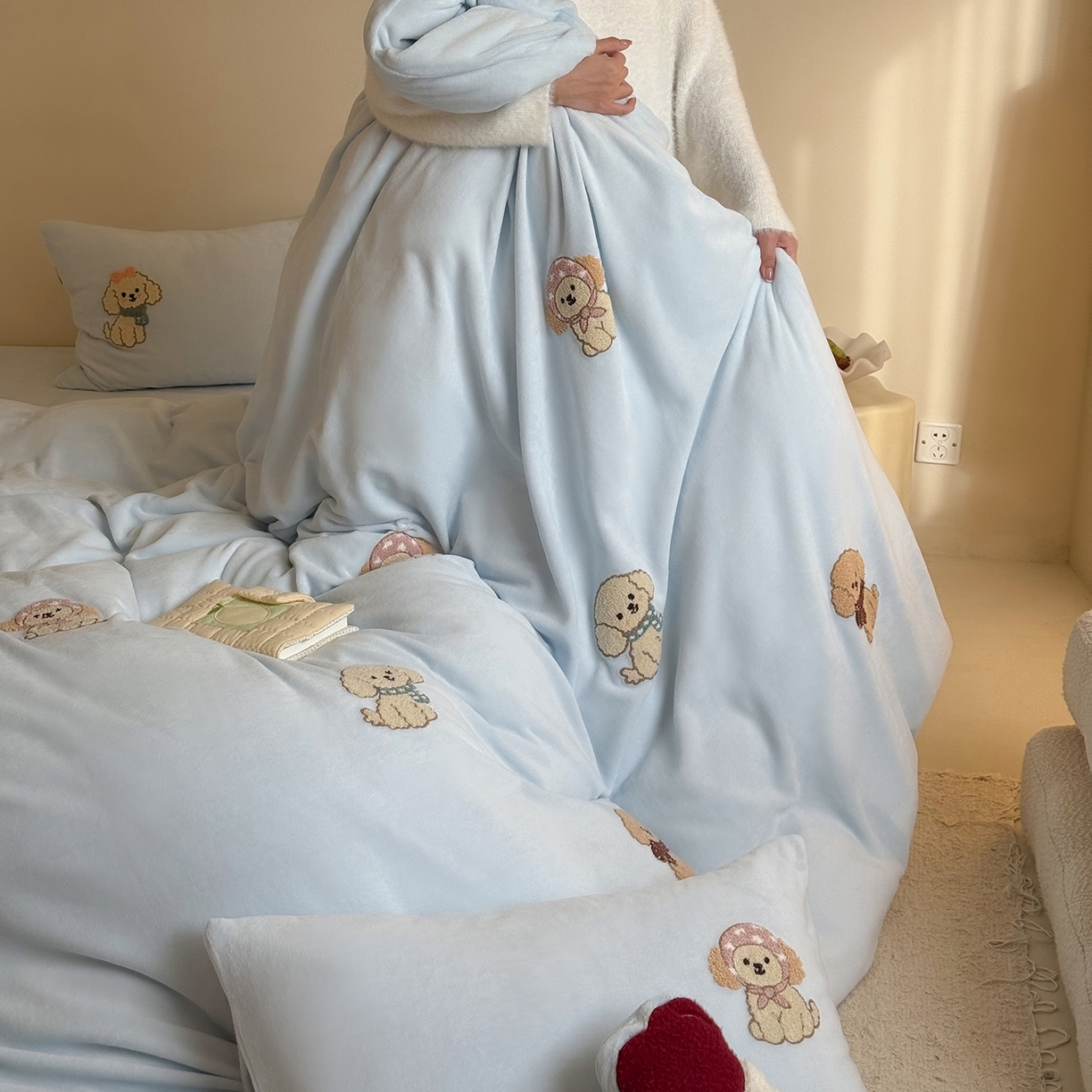 91家纺网 家纺一手货源 找家纺 （总）鹿班家居 2025新款冬季高克重牛奶绒毛巾绣系列四件套-布迪狗狗