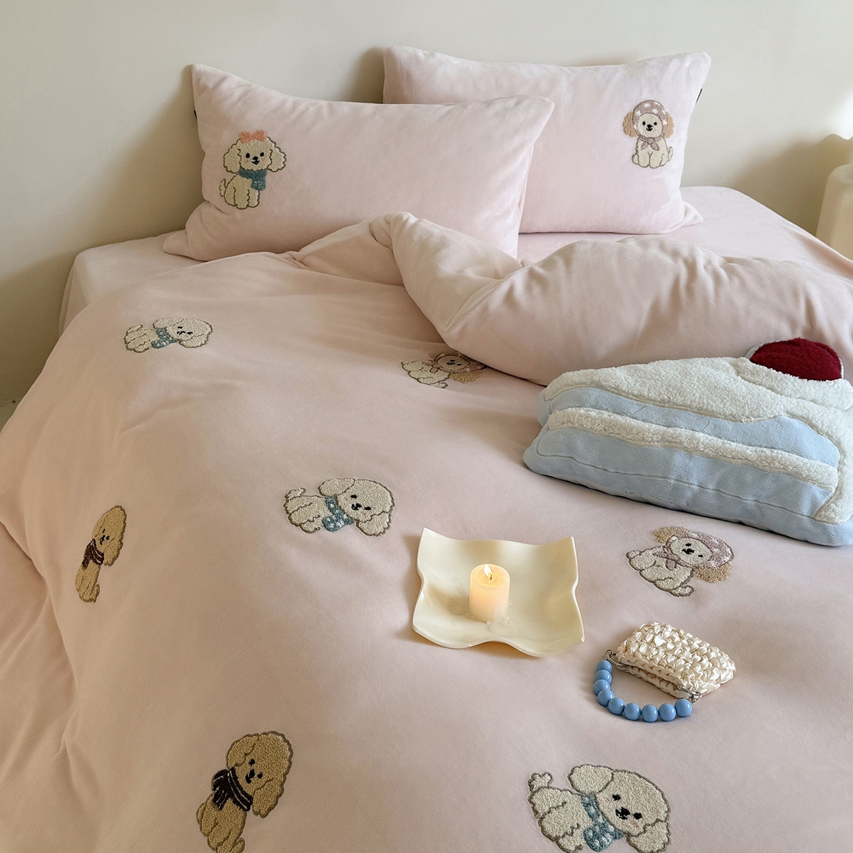 91家纺网 家纺一手货源 找家纺 鹿班家居 2025新款冬季高克重牛奶绒毛巾绣系列四件套-布迪狗狗 粉色