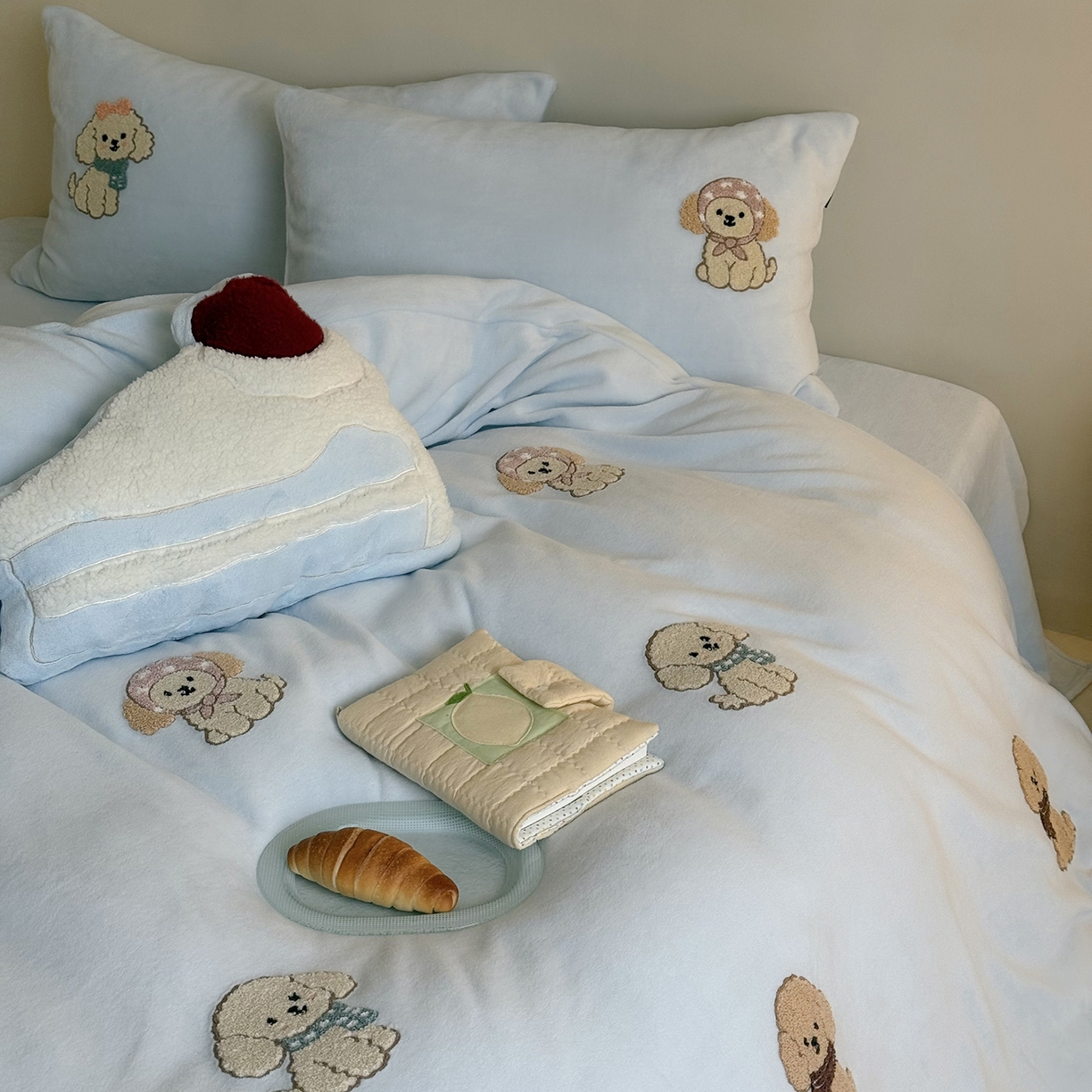 鹿班家居 2025新款冬季高克重牛奶绒毛巾绣系列四件套-布迪狗狗 蓝色