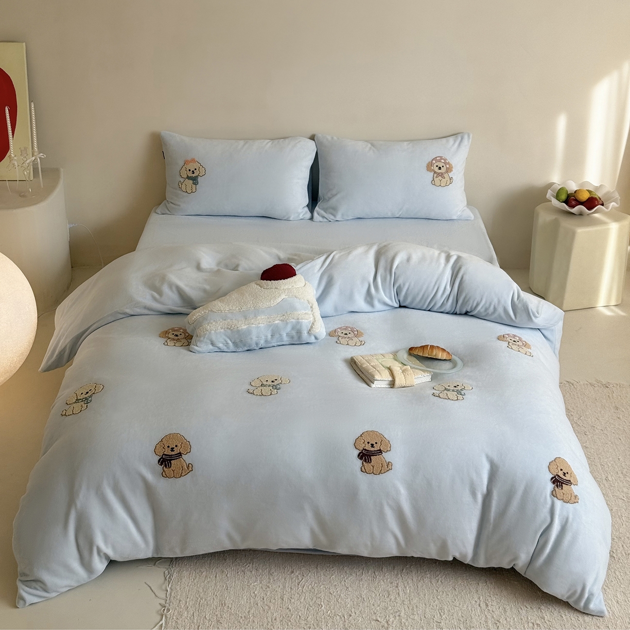 91家纺网 家纺一手货源 找家纺 鹿班家居 2025新款冬季高克重牛奶绒毛巾绣系列四件套-布迪狗狗 蓝色