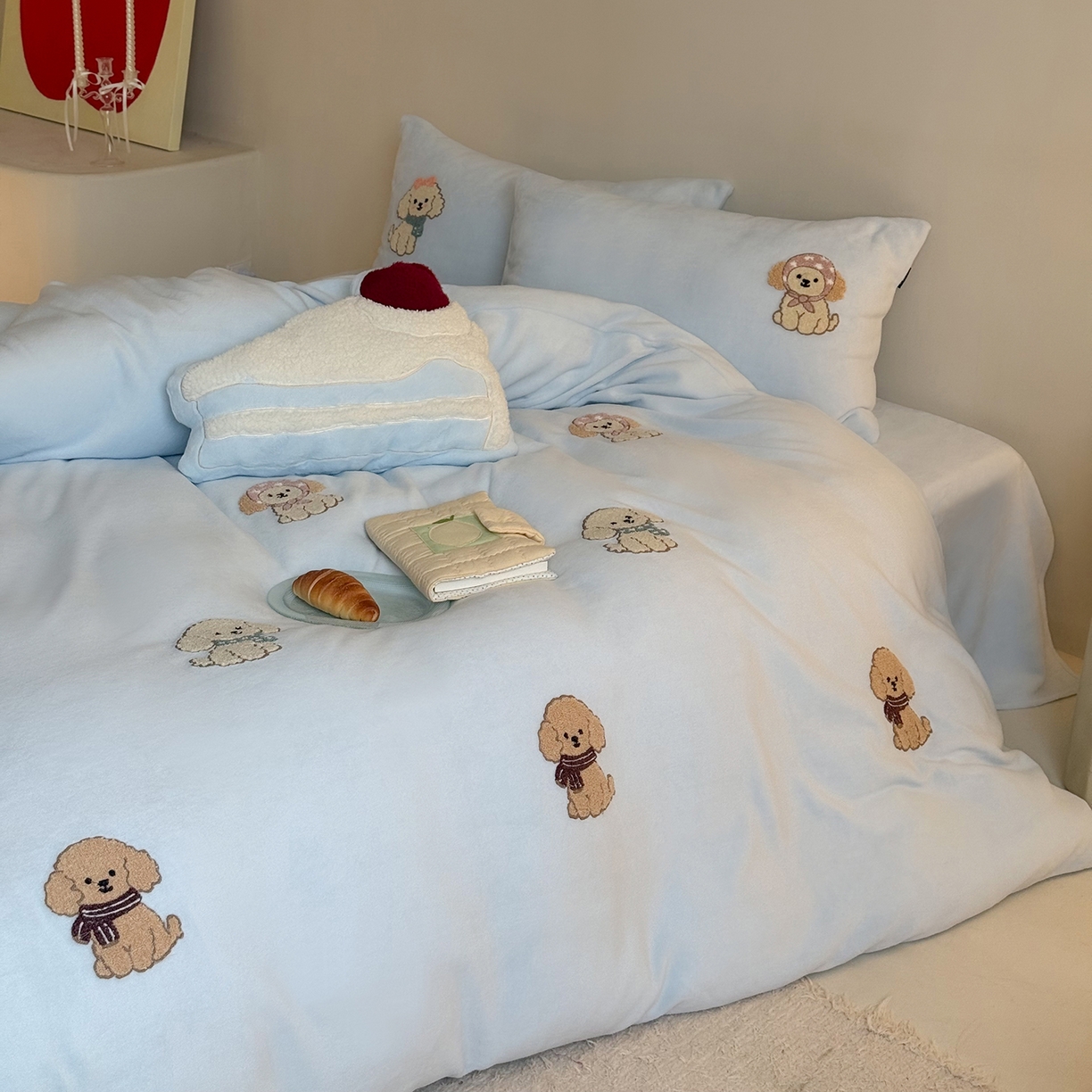 91家纺网 家纺一手货源 找家纺 鹿班家居 2025新款冬季高克重牛奶绒毛巾绣系列四件套-布迪狗狗 蓝色